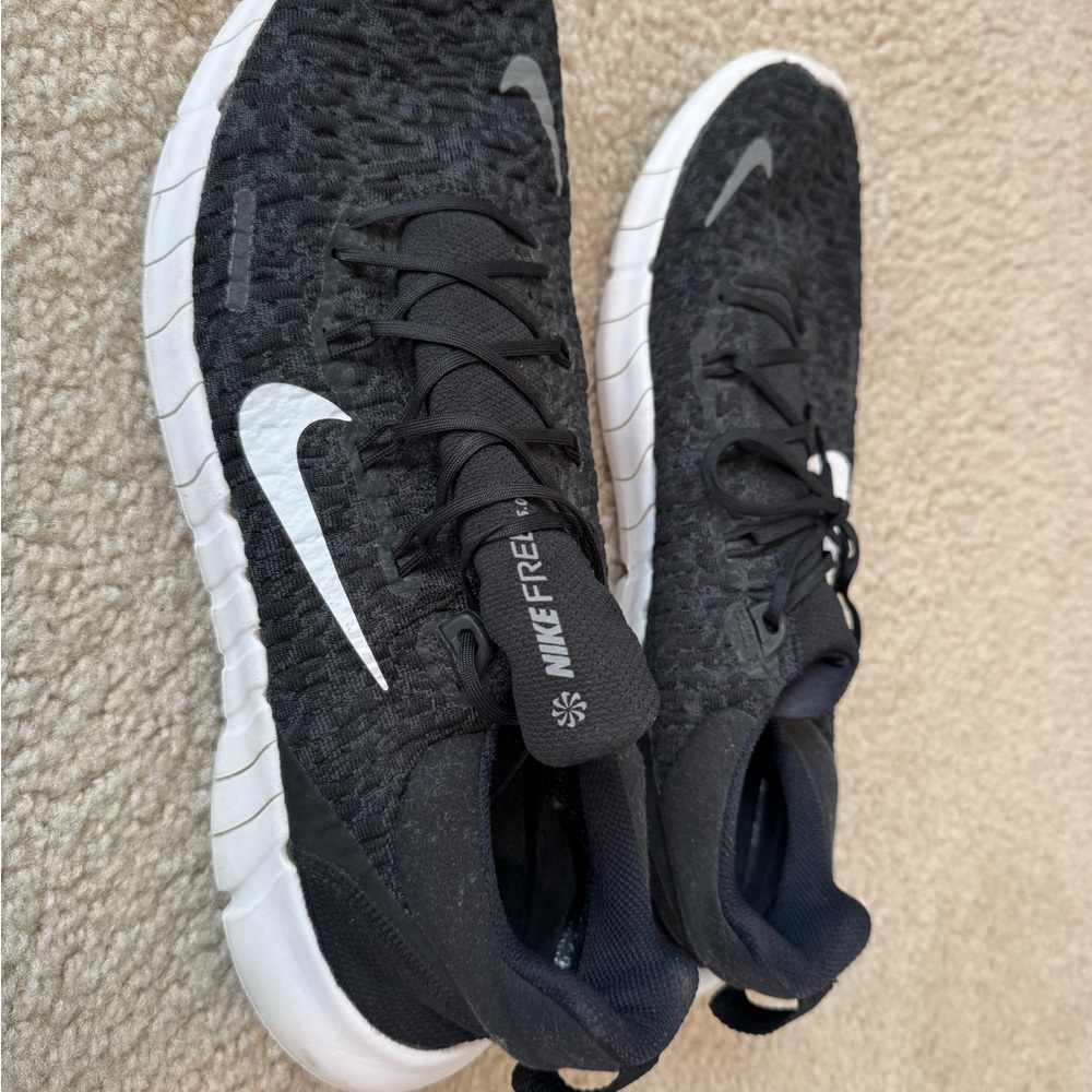 Nike Black and White Running Shoes - Picture 2 of 6